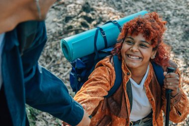 Çiftler birbirlerine yardım ediyor macera ve yürüyüş yapıyorlar.