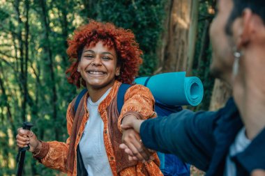 Yürürken el ele tutuşan gençler.