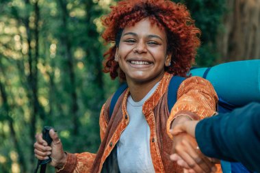 Yürürken el ele tutuşan gençler.