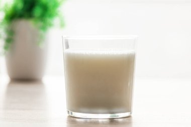 Masada bir bardak taze süt var.