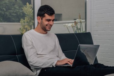 Bilgisayarla çalışan evde serbest çalışan