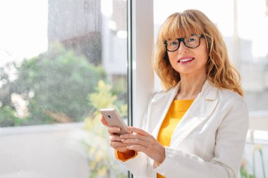 Cep telefonu olan yetişkin bir kadın