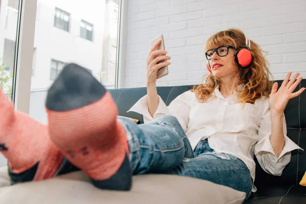 Mujer Escuchando Música Casa Con Teléfono Móvil Auriculares — Foto de Stock
