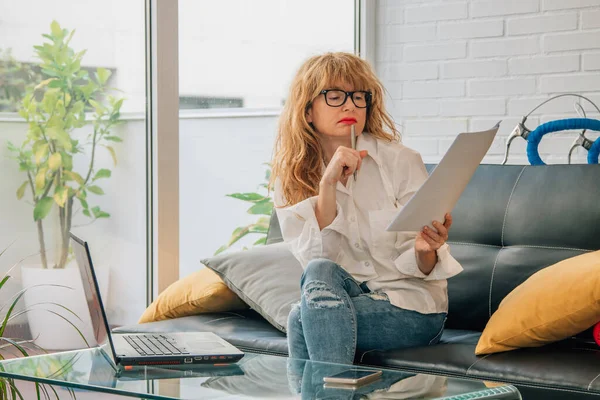 Mujer Negocios Que Trabaja Casa Con Computadora Línea Documentos — Foto de Stock