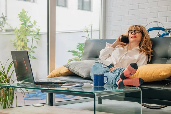 Mujer Adulta Casa Hablando Por Teléfono Móvil — Foto de Stock