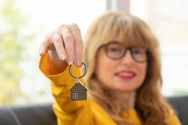 Kobieta Kluczem Domu Ręku Kupuje Dom — Zdjęcie stockowe