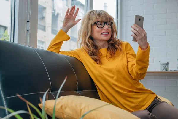 Kobieta Domu Macha Telefon Komórkowy Wideokonferencji — Zdjęcie stockowe