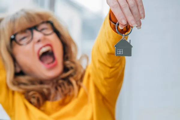 Mujer Feliz Con Llavero Casa —  Fotos de Stock