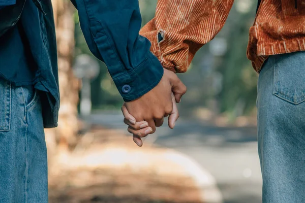 Close Jovem Casal Mãos Dadas — Fotografia de Stock