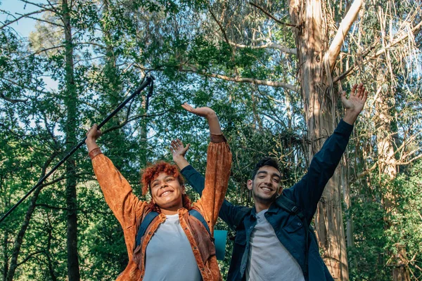 Gelukkige Jongeren Genieten Van Reis Excursie Buiten — Stockfoto