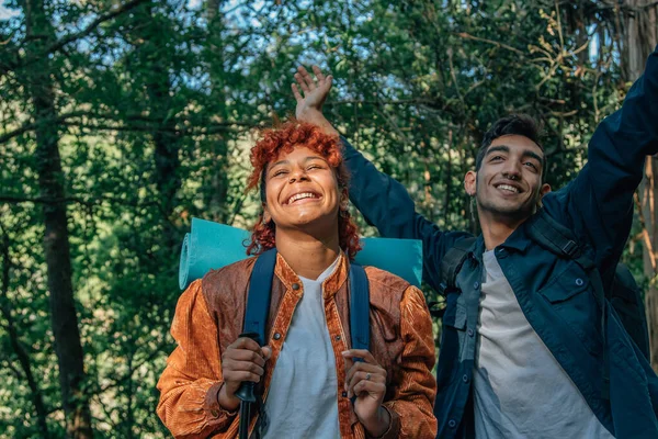 Szczęśliwy Młodych Ludzi Korzystających Podróży Lub Wycieczki Świeżym Powietrzu — Zdjęcie stockowe