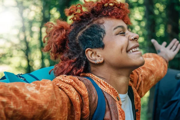 Mulher Desfrutando Livre Com Expressão Liberdade — Fotografia de Stock