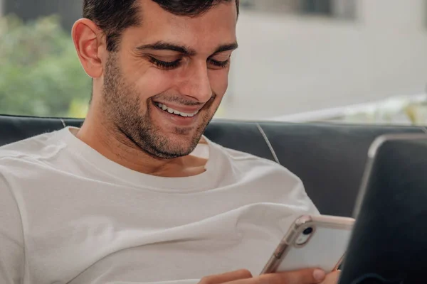 Retrato Del Hombre Sonriente Con Teléfono Móvil Computadora — Foto de Stock