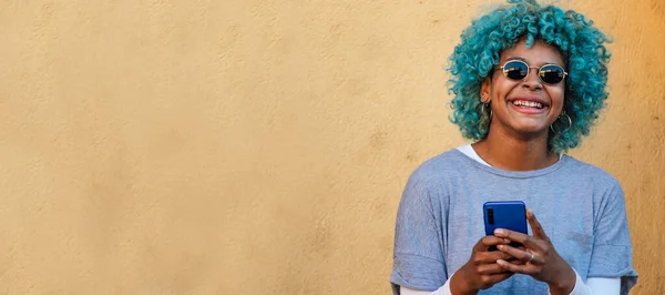 Afro Amerikai Lány Mobiltelefon Színes Falon Kék Haj — Stock Fotó