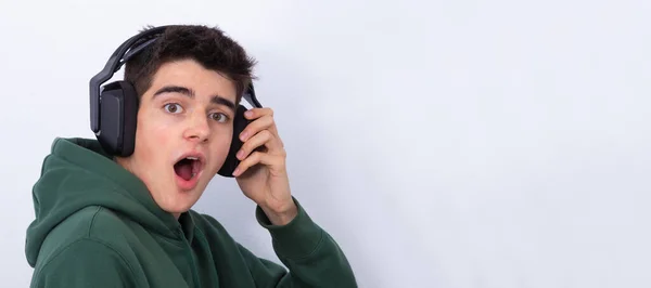 Nastolatek Słuchawkami Zaskoczony Wyraz Twarzy Odizolowany Kolorze Białym — Zdjęcie stockowe