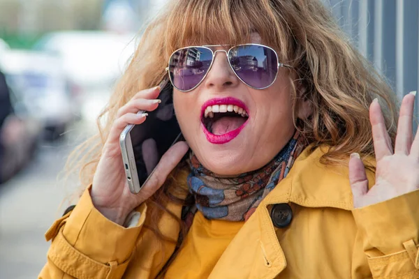 Woman Expression Emotion Talking Mobile Phone Street — Photo