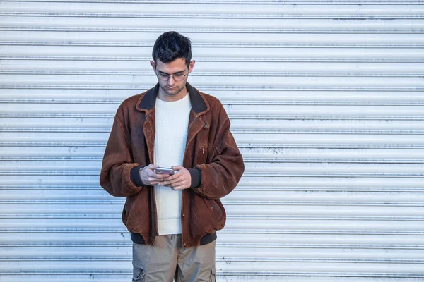 Porträtt Ung Man Gatan Med Mobiltelefon — Stockfoto