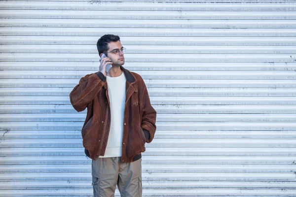 Портрет Молодого Человека Улице Мобильным Телефоном — стоковое фото