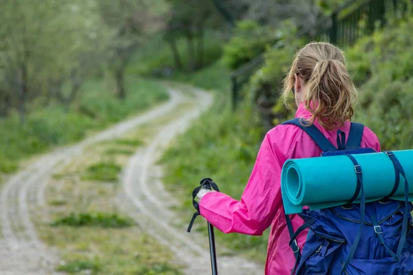 Mulher Com Uma Mochila Caminhadas Uma Estrada Campo Natureza — Fotografia de Stock