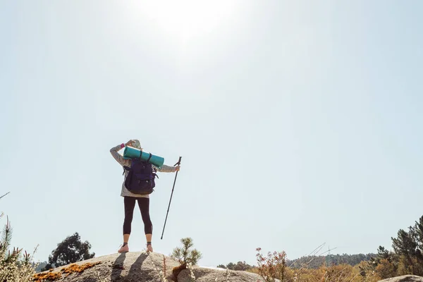 Woman Backpack Mountain Peak — Zdjęcie stockowe