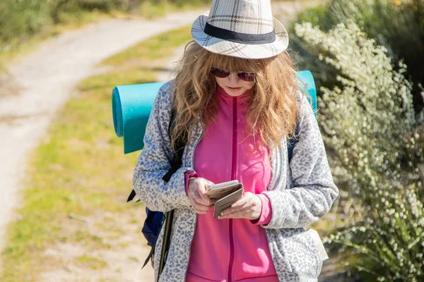 Vrouw Met Rugzak Mobiele Telefoon — Stockfoto