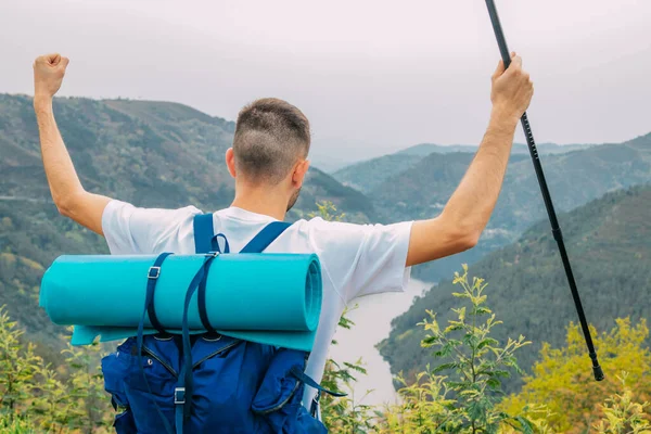 Viajante Caminhante Nas Montanhas Com Mochila Braços — Fotografia de Stock