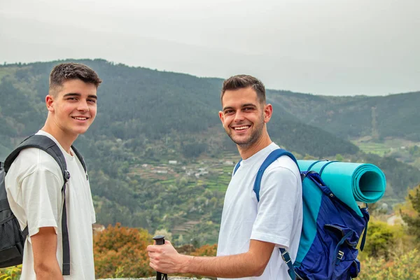 Jovens Amigos Com Mochilas Para Viagens Excursões — Fotografia de Stock