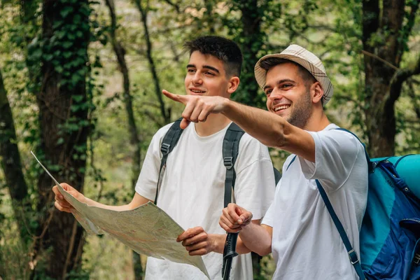 Молодь Подорожує Екскурсією Або Пішохідною Картою — стокове фото