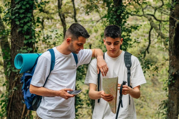 Молодь Подорожує Картою Мобільним Телефоном — стокове фото