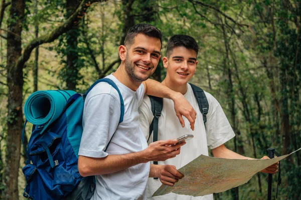 Jovens Que Viajam Com Mapa Telefone Celular — Fotografia de Stock