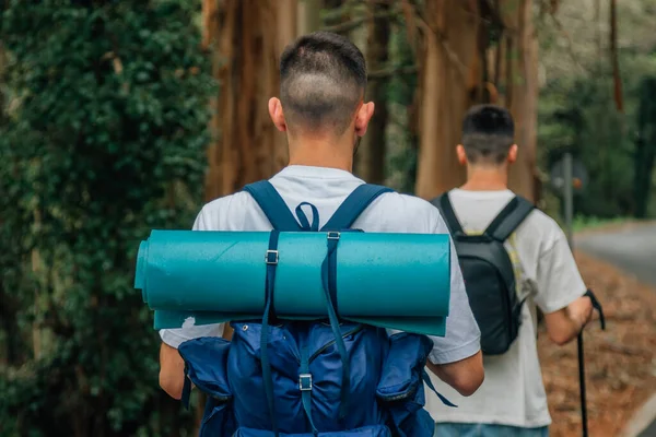 Jovens Com Mochilas Enquanto Caminham — Fotografia de Stock