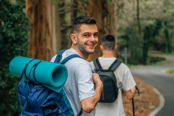 Homem Feliz Olhando Para Câmera Enquanto Caminhando — Fotografia de Stock