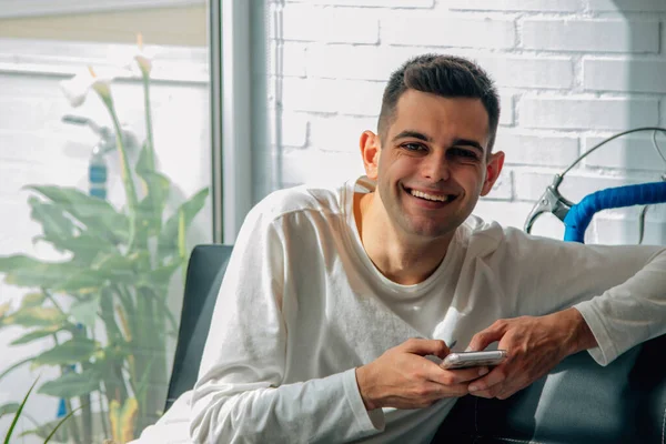 Hombre Con Teléfono Móvil Casa — Foto de Stock