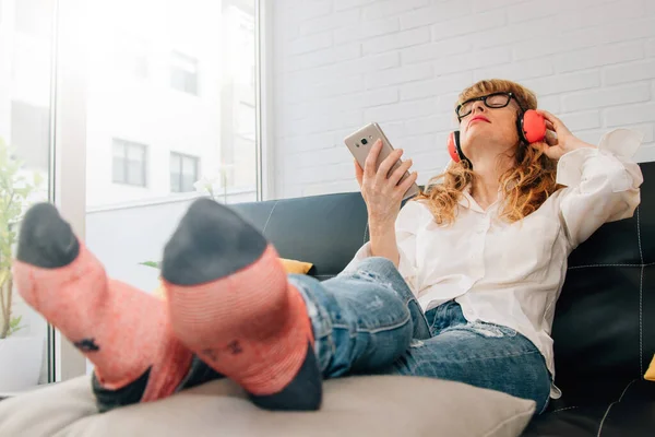 Femme Écoutant Musique Maison Avec Téléphone Portable Écouteurs — Photo