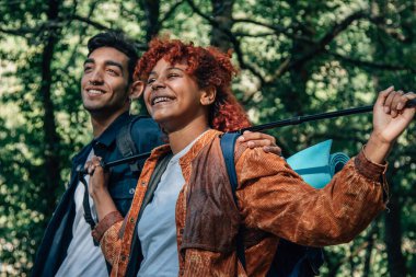 Doğada seyahat eden çok kültürlü bir çift.
