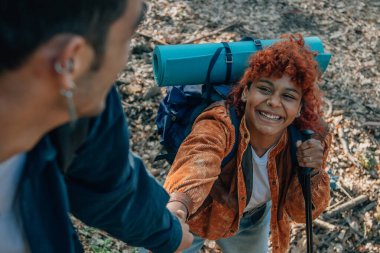 Gençler iş birliği yapıyor.