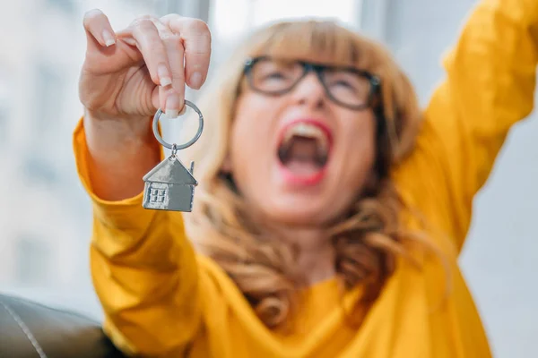 Glückliche Frau Mit Schlüsselanhänger — Stockfoto