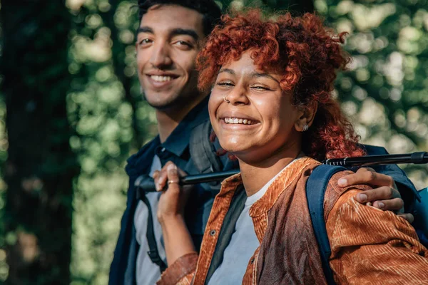 Couple Multiculturel Voyageant Dans Nature — Photo