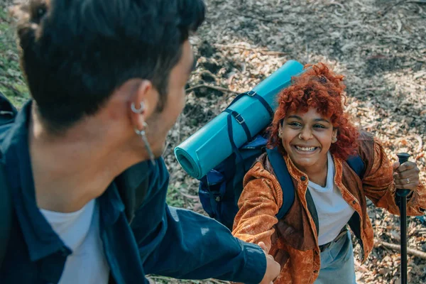 Jovem Casal Cooperante Praticando Excursão Caminhadas — Fotografia de Stock