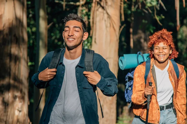 Jovens Viajantes Caminhadas Com Mochila Livre — Fotografia de Stock