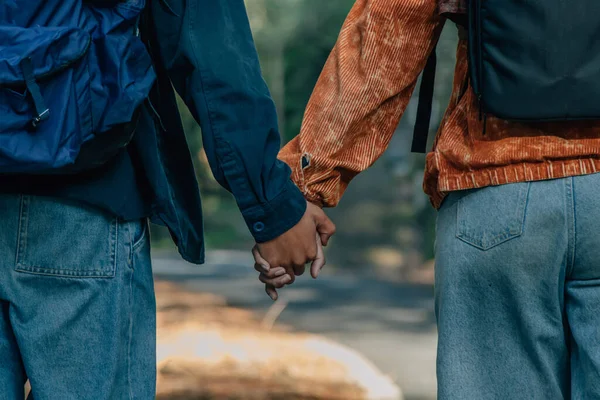 Primo Piano Della Giovane Coppia Che Tiene Mano — Foto Stock