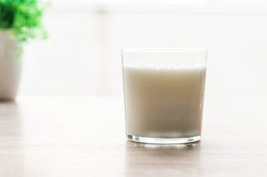 Masada bir bardak doğal süt var.