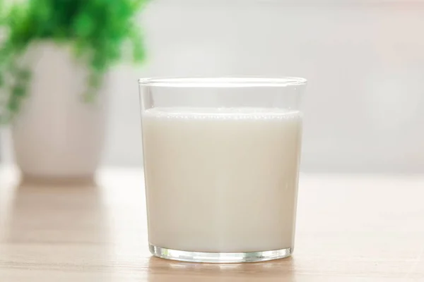 Bicchiere Latte Naturale Sul Tavolo — Foto Stock