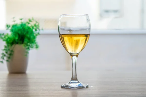Ποτήρι Λευκό Κρασί Στο Τραπέζι — Φωτογραφία Αρχείου