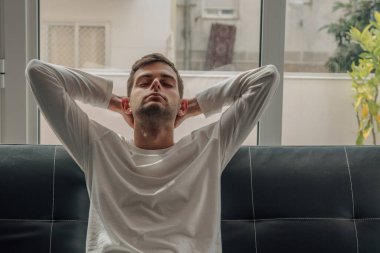 Evdeki adam kanepede rahatladı.