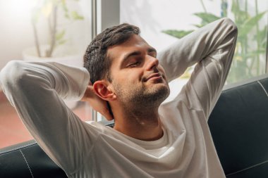 Evdeki adam kanepede rahatladı.