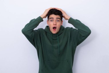 Şaşırmış yüzlü yalnız bir genç çocuk.