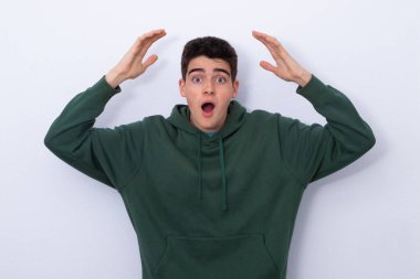 Şaşırmış yüzlü yalnız bir genç çocuk.