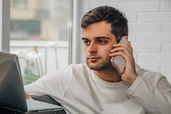 Portrét Mladého Muže Mluvícího Mobilním Telefonu Pracující Laptopem — Stock fotografie