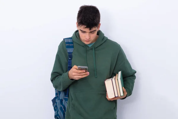 Cep Telefonu Olan Genç Öğrenci Izole Edilmiş — Stok fotoğraf